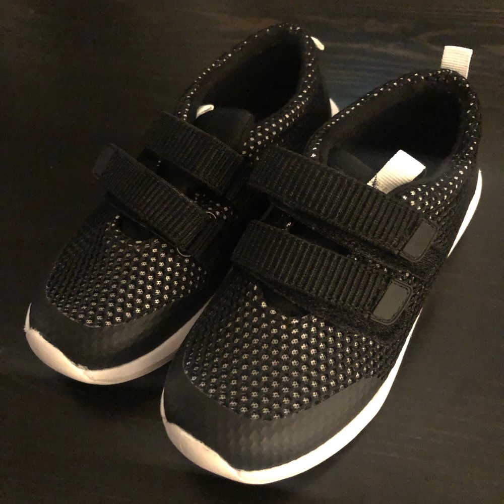 Cat and Jack boy’s Velcro tennis shoes